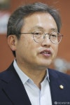 [사진] 취재진 질문에 답하는 송기헌 더불어민주당 의원