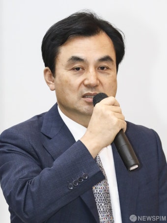 [사진] 우수 장병 격려하는 안규백 국방위원장