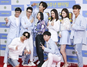 [사진] 포즈 취하는 런닝맨 멤버들과 안무가 리아킴