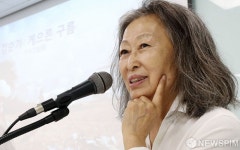 [사진] 인사말 하는 김순기 작가