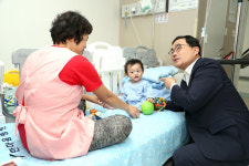 허성무 창원시장, 병원아동돌봄서비스 ‘1호 아동’ 위문