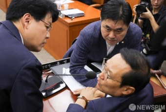 [사진] 대화 나누는 홍영표-김종민-장제원