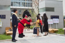 [사진] 안전한 첫 등교를 축하합니다