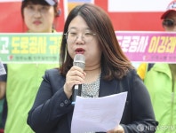[사진] 부당노동행위 구제신청 취지 말하는 김세희 변호사