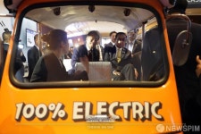 [사진] 문대통령  전기 뚝뚝이 시승