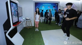 [사진] 스마트 케어 체험 하는 관람객