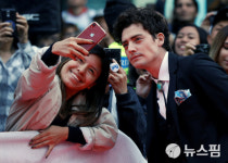 [사진] 팬과 사진 찍는 배우 아뉴린 바나드