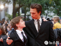 [사진] 어깨동무한 안셀 안고트·오크스 페글리