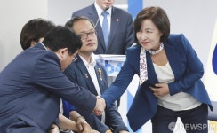 [사진] 창당 64주년 기념식 악수 하는 추미애 더불어민주당 의원