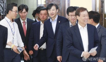 [사진] 더불어민주당 워크숍 나서는 조국 장관