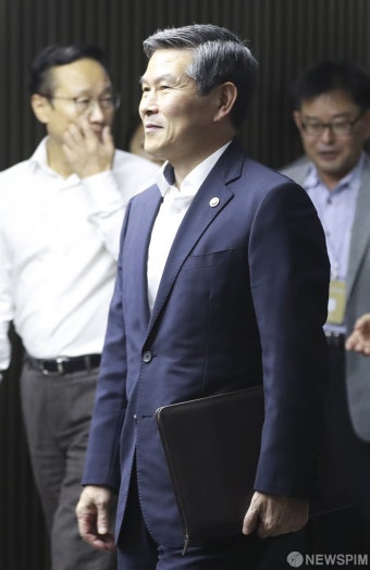 [사진] 더불어민주당 국회의원 워크숍 들어서는 정경두 장관