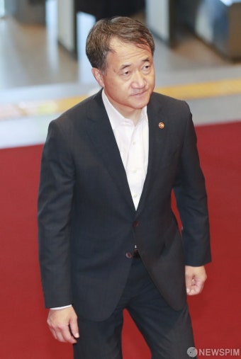 [사진] 더불어민주당 국회의원 워크숍 참석 하는 박능후 장관