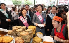 [사진] 빈대떡 구매하는 박영선 장관