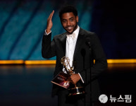 [사진] 제71회 에미상 남우주연상 받은 자럴 제롬