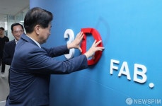 [사진] 3D프린팅 로고 부착 퍼포먼스 하는 노웅래 위원장