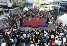 [사진] 화려한 거리공연 즐기는 관광객들