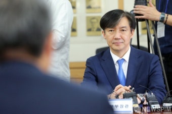[사진] 인사말 경청하는 조국 장관