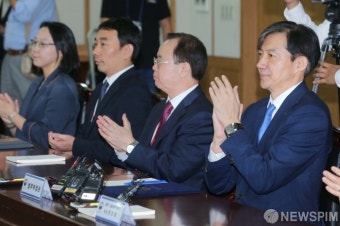 [사진] 박수치는 조국 장관