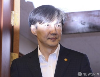 [사진] 국무회의 입장하는 조국 법무부 장관