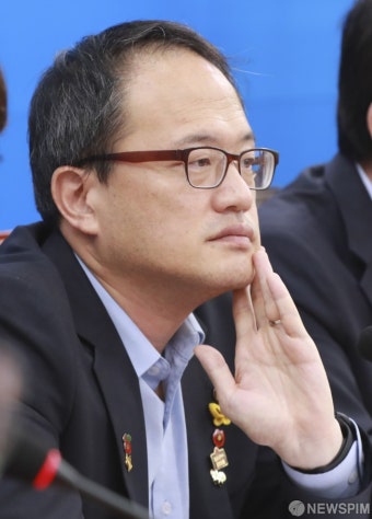 [사진] 생각에 잠긴 박주민 검찰개혁특위 위원장