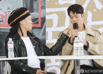[사진] 스윗가이 진선규의 막내 공명 챙기기