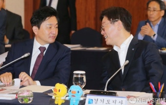 [사진] 대화 나누는 이재명-원희룡