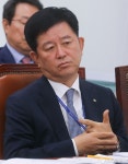 [사진] 심각한 표정 짓는 소성모 농협 상호금융대표이사