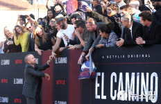 [사진] 팬들과 인사하는 배우 아론 폴