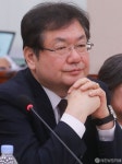 [사진] 생각에 잠긴 김대관 한국문화관광연구원 원장