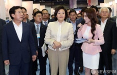 [사진] 자상한 기업 업무협약식 참석하는 박영선 장관