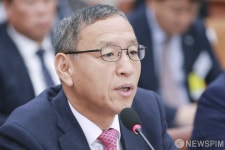 [사진] 2019 국정감사 질의에 답하는 김학규 한국감정원장