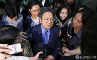 [사진] '조국 장관 사퇴' 국회 찾은 강기정 정무수석