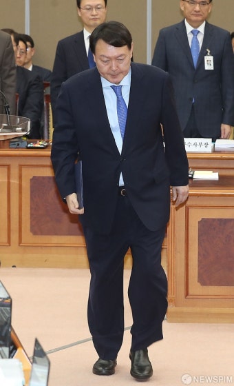 [사진] 증인선서문 제출하는 윤석열 검찰총장