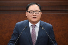 엄정 김해시의원 정치인 치적 쌓기용 전시성 예산 과감히 조정해야