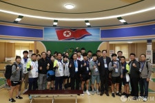 [사진] 평양 청춘가역도전용경기장 훈련장서 기념촬영하는 한국 선수단