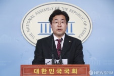 [사진] 국회의원 자녀 입시비리 전수조사 특별법 발의... 기자회견 하는 박찬대 원내대변인