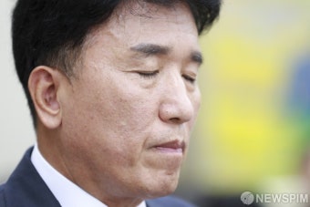 [사진] 두 눈 감은 함영주 하나금융그룹 부회장