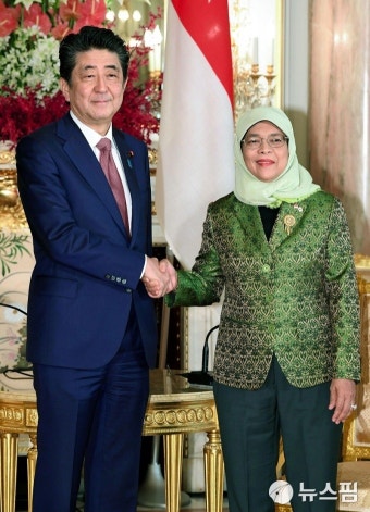 [사진] 악수하는 일본 총리와 싱가포르 대통령