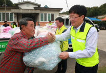 경남농협, 농촌지역 돌봄대상자 찾아 이불 세탁봉사