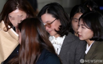 [사진] 영장심사 마치고 법정 나서는 정경심 교수