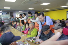 [사진]삼척시의회 의원, 경로식당 무료배식 봉사