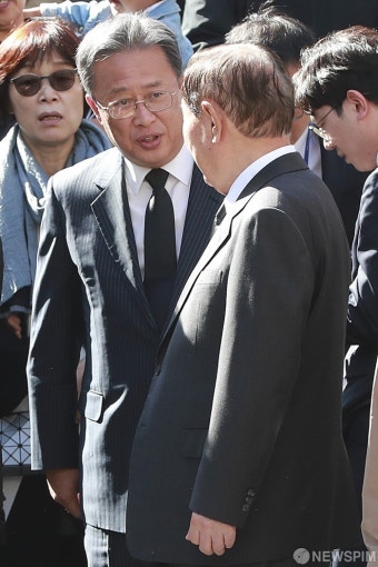 [사진] '文 대통령 모친 별세' 발인 미사 참석한 유성엽