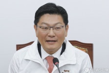 [사진] 인사말하는 김성원 전 두산중공업 부사장