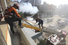 [사진] 사다리차 타고 내려가는 두산초 학생