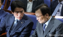 [사진] 의원총회서 대화 나누는 이해찬 당대표-이인영 원내대표