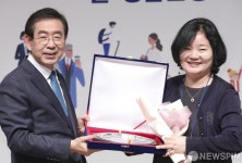 [사진] 일·생활균형 우수기업 대표와 기념촬영 하는 박원순