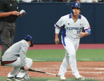 [사진] '안타치고 싶었는데' 볼넷 출루하는 강백호 선수