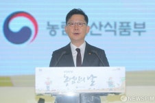 [사진] 축사하는 김현수 장관