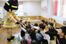 [사진]소방 마스코트 영이 동해 월드비전어린이집 방문