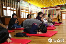 [사진] [2020 수능] 학부모들, 광수사서 간절한 염원 담아 기도